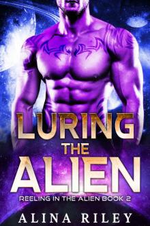 Luring the Alien: A SciFi Alien Romance (Reeling in the Alien Book 2)